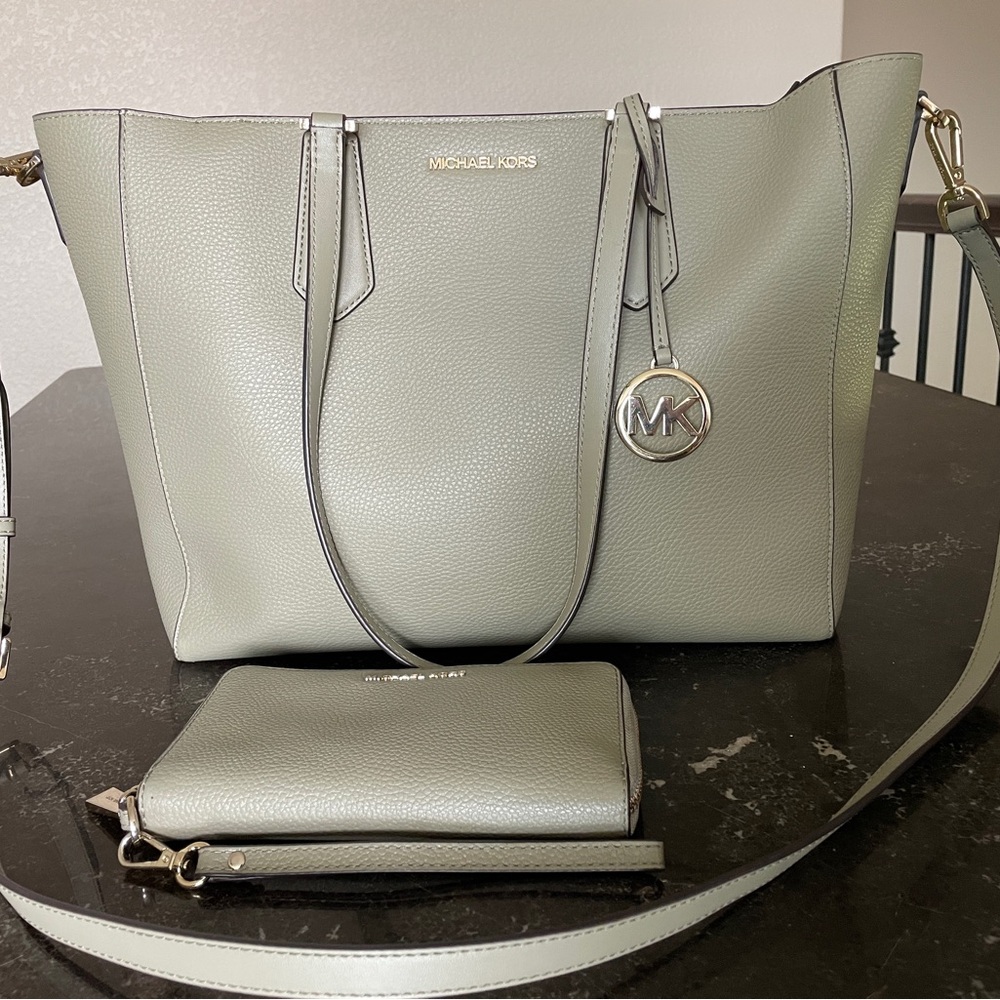 Michael Kors Charlotte Large 3-in-1 Tote Crossbody Handbag Leather